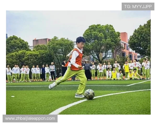 真人的足球带你体验最真实的足球比赛乐趣与激情瞬间